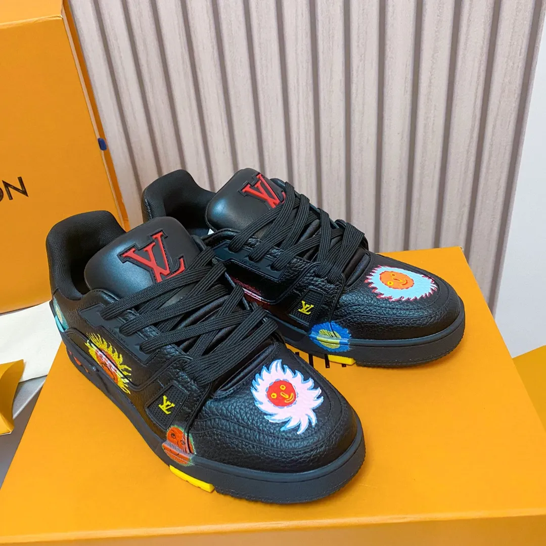 👟👟Ex-factory price 840👟👟 Lujia LV Trainer series Classic hot-selling sneakers are originally developed and heavily invested in quality building. The eye-catching innovation in the upgrading and re-engineering project. The upper is made of finely selected calf leather. Craftsmanship details: topstitching, handwritten notes. LV letters on the tongue and side. Handwritten Louis Vuitton logo on the side. Luggage tag on the side. LV on the back. U👟👟Ex-factory price cycling upcycled logo The outsole is decorated with Monogram flowers The outsole is all original T👟👟Ex-factory price U material, extremely high-grade and super wear-resistant Sixe: 35~46